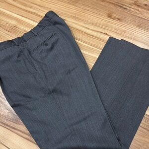 Men’s dress pants
Executive collection by Tom James